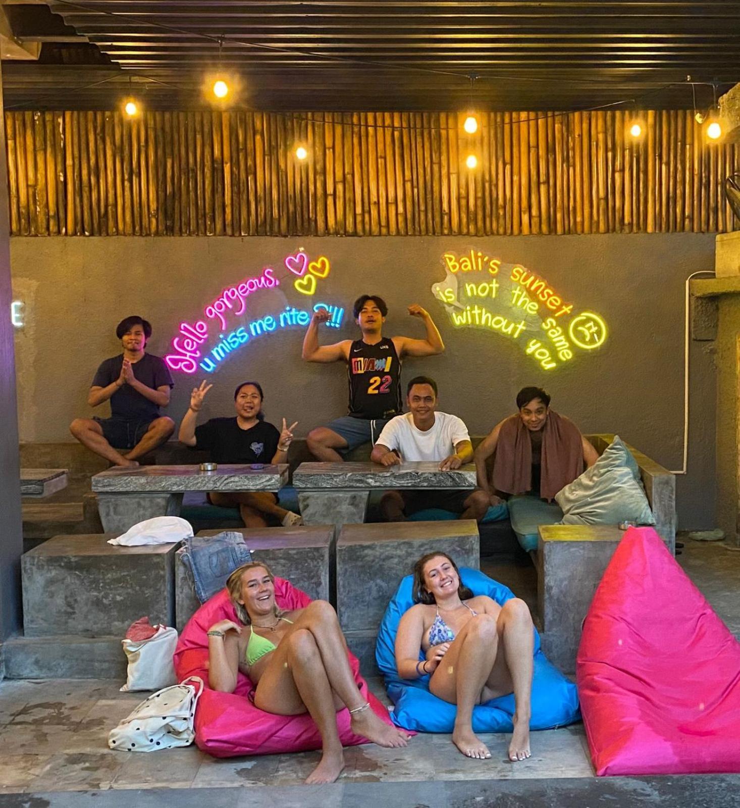 Stellar Capsules Hostel Семиняк Екстериор снимка Foreign tourists in Bali