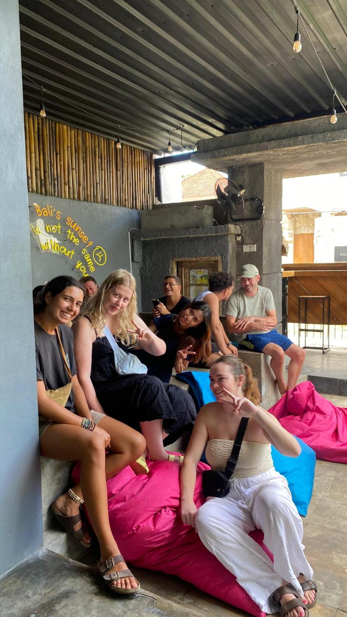 Stellar Capsules Hostel Семиняк Екстериор снимка Foreign tourists in Bali