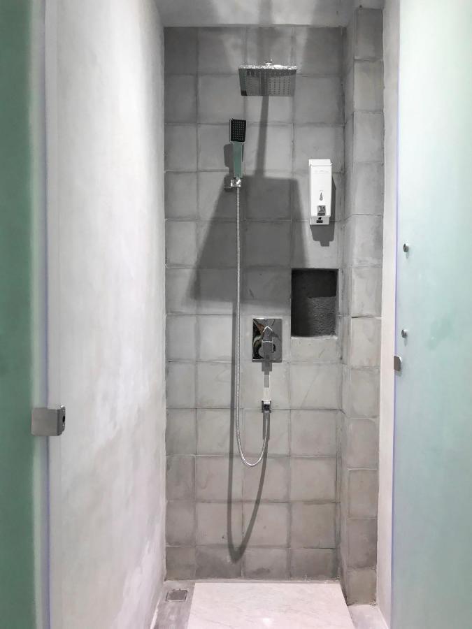 Stellar Capsules Hostel Семиняк Екстериор снимка A shower
