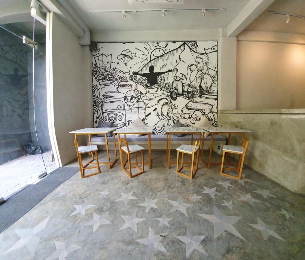 Stellar Capsules Hostel Семиняк Екстериор снимка Interior of the gallery