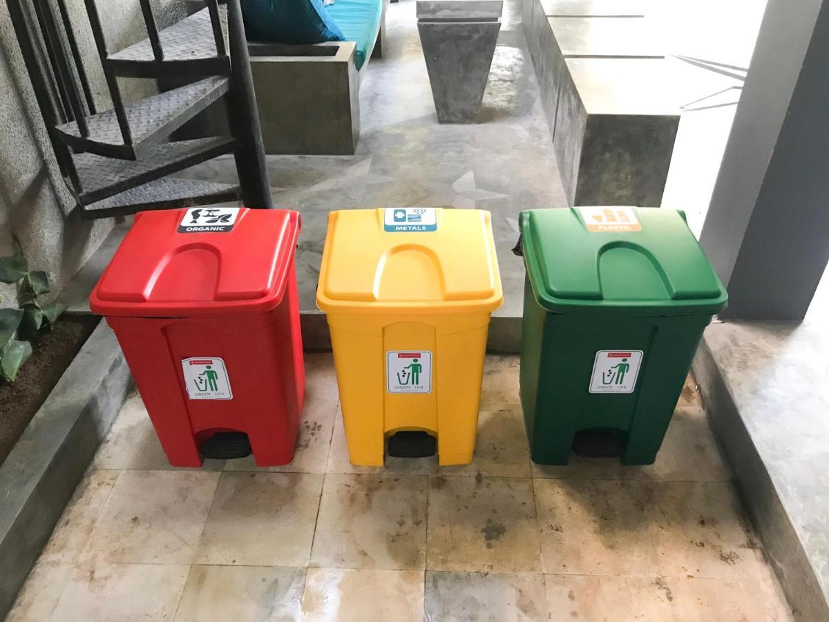 Stellar Capsules Hostel Семиняк Екстериор снимка Waste bins for recycling in a university