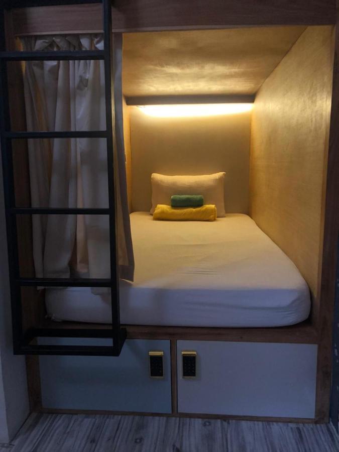 Stellar Capsules Hostel Семиняк Екстериор снимка A capsule bed