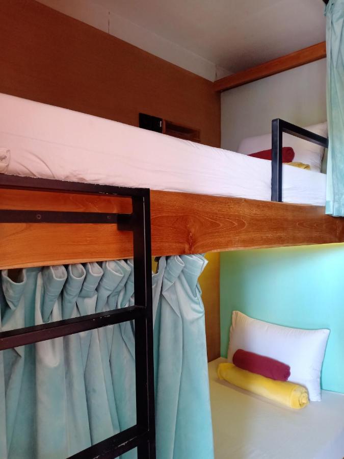Stellar Capsules Hostel Семиняк Екстериор снимка A bunk bed