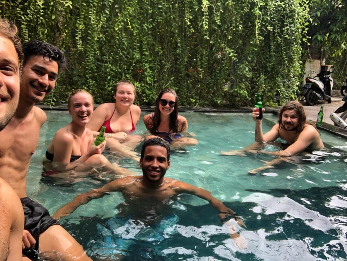Stellar Capsules Hostel Семиняк Екстериор снимка A group of tourists in Bali