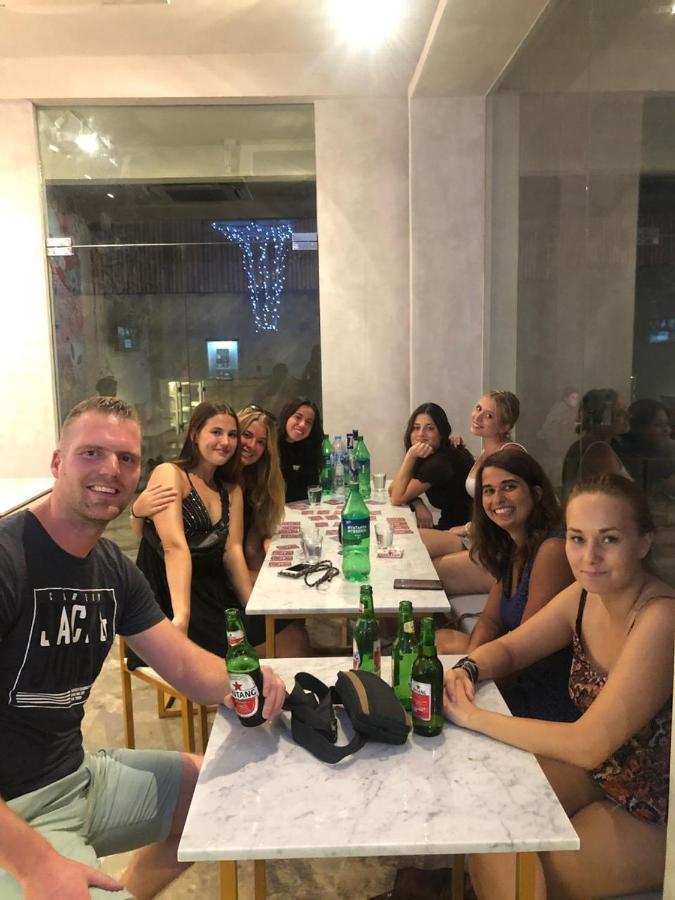 Stellar Capsules Hostel Семиняк Екстериор снимка A group of students at the University of Split