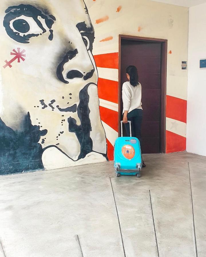 Stellar Capsules Hostel Семиняк Екстериор снимка A woman with a suitcase