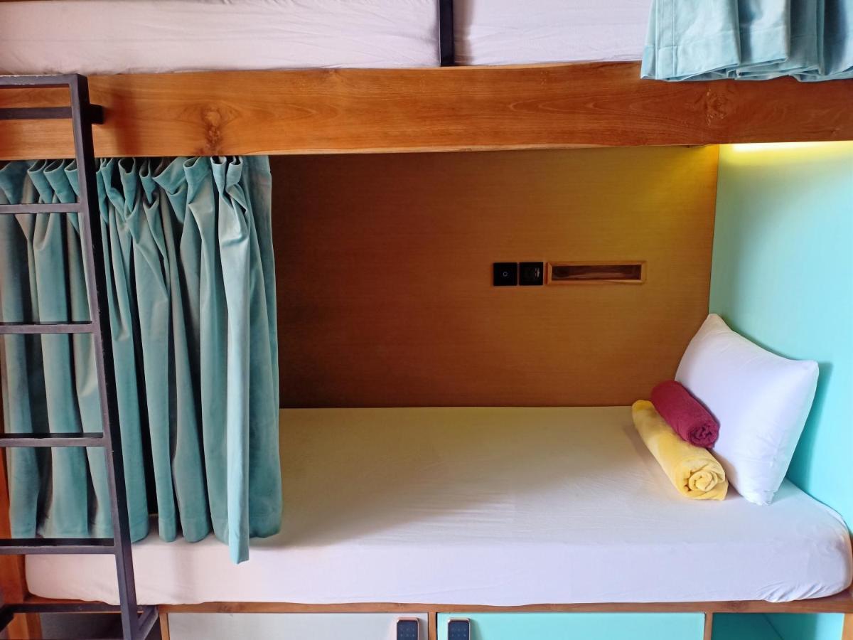 Stellar Capsules Hostel Семиняк Екстериор снимка A bunk bed
