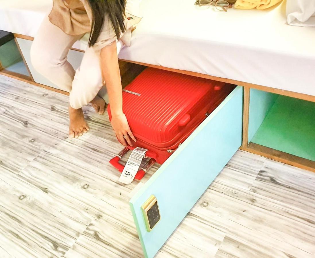 Stellar Capsules Hostel Семиняк Екстериор снимка Luggage being placed in a hotel room